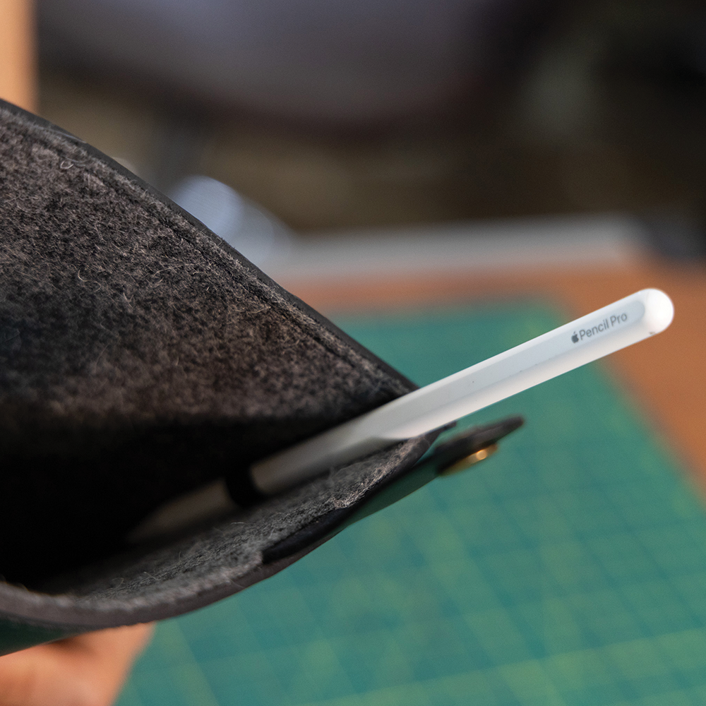 Magic Keyboard iPad Leather Sleeve - Pen Loop