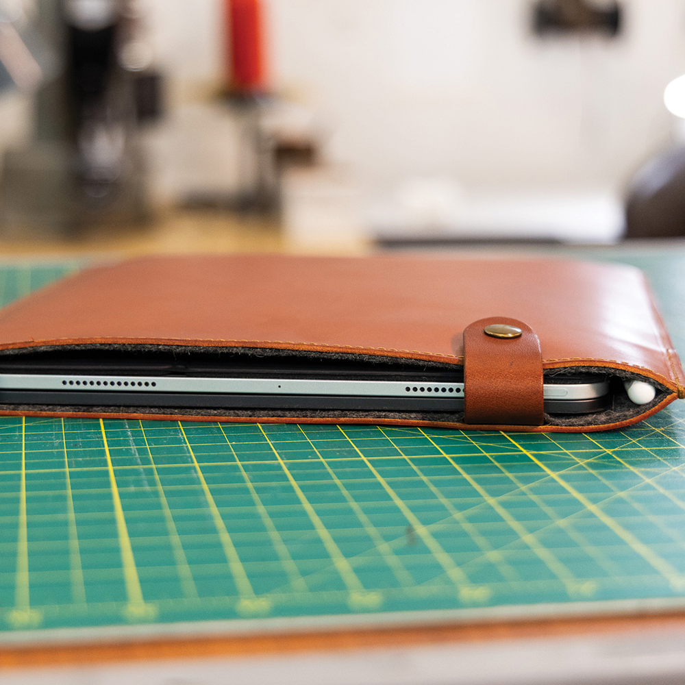 Magic Keyboard iPad Leather Sleeve - Chestnut